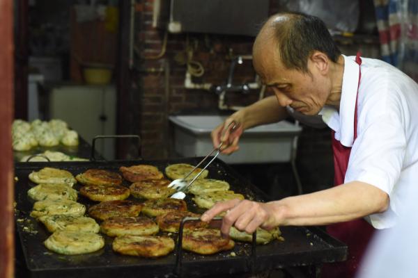 無照經營的阿大蔥油餅被取締你怎麼看 情法兩難題如何解